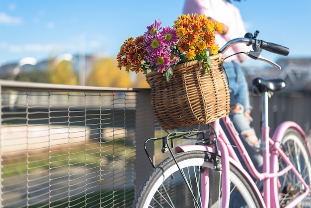 Czarna młoda kobieta jedzie rocznika bicykl