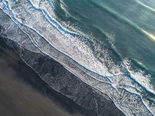 Zdjęcie czarna piasek plaża w iceland. widok na morze i widok z góry.