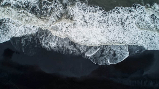 Zdjęcie czarna piasek plaża w iceland.