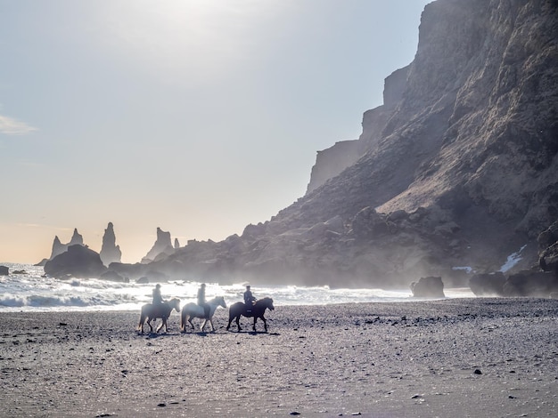 Czarna plaża Reynisfjara jest symbolem miasta Vik na Islandii, otoczonego bazaltowymi górami