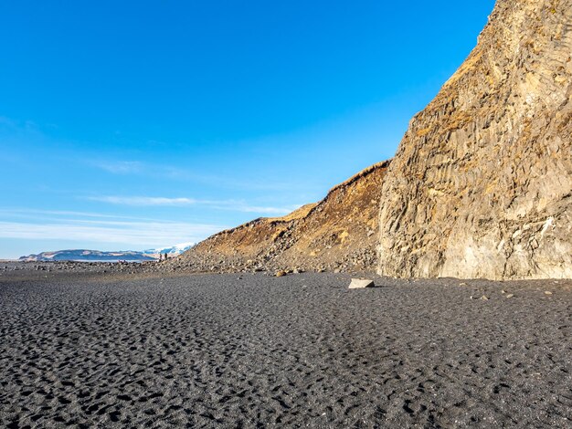 Czarna plaża Reynisfjara jest symbolem miasta Vik na Islandii, otoczonego bazaltowymi górami