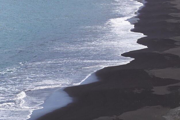 Czarna plaża Reynisfjara w Islandii zbliżenie na falach