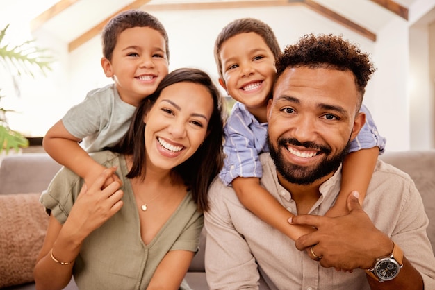 Czarna rodzina szczęśliwa i łącząca matkę ojca i dzieci razem na kanapie w salonie Portret rodziców i dzieci uśmiechają się na kanapie w salonie ze szczęściem spędzając czas