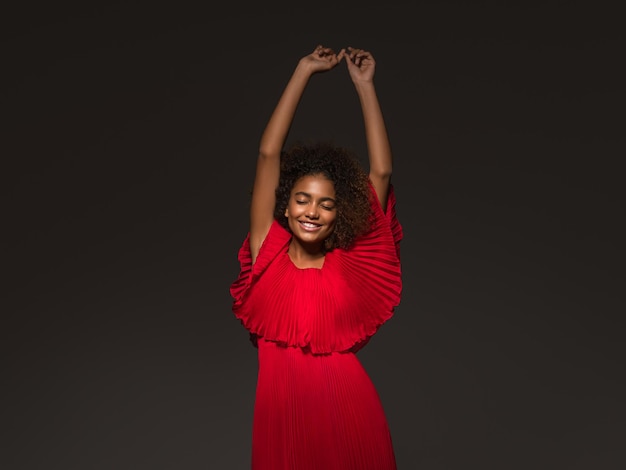 Czarna Skóra Piękna Kobieta Zdrowa Uroda Szczęśliwa Twarz Afroamerykanka Modelka Dziewczyna W Czerwonej Sukience