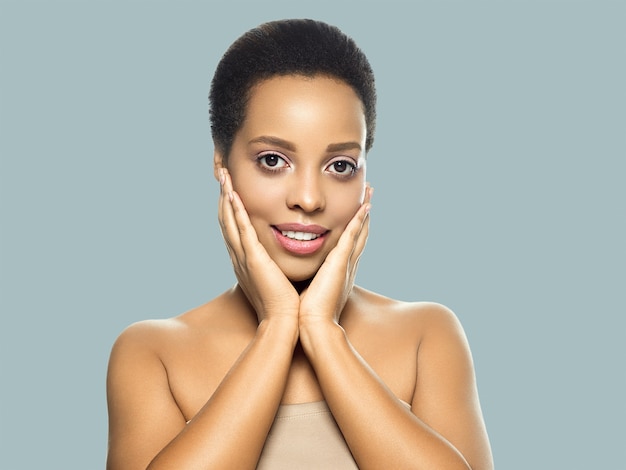 Czarna skóra piękna kobieta zdrowe włosy skóra blisko afro amerykański piękny model z rąk. Na szaro.