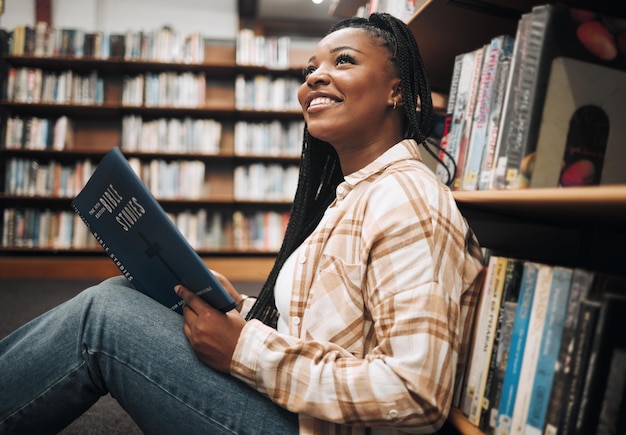 Czarna studentka czytająca lub podłoga biblioteki do studiowania religii lub biblii w centrum badań lub nauki afrykańskiego studenta edukacji chrześcijańskiej lub studiowania boga książki dla wiedzy w Chicago