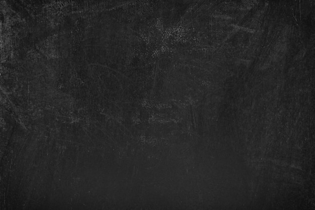 Czarna tablica szkolna z teksturą śladów kredy