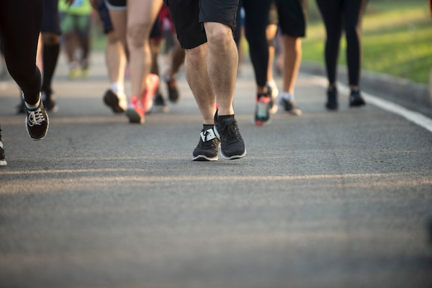 Czarne buty tenisowe maratończyka podczas imprezy ulicznej