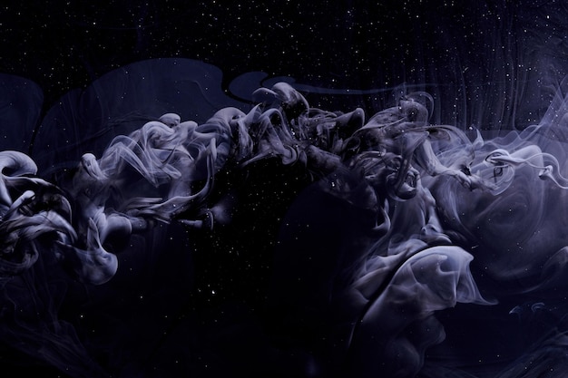 Czarne ciemne abstrakcyjne tło oceanu Rozpryski i fale farby pod chmurami wody międzygwiazdowego dymu w ruchu