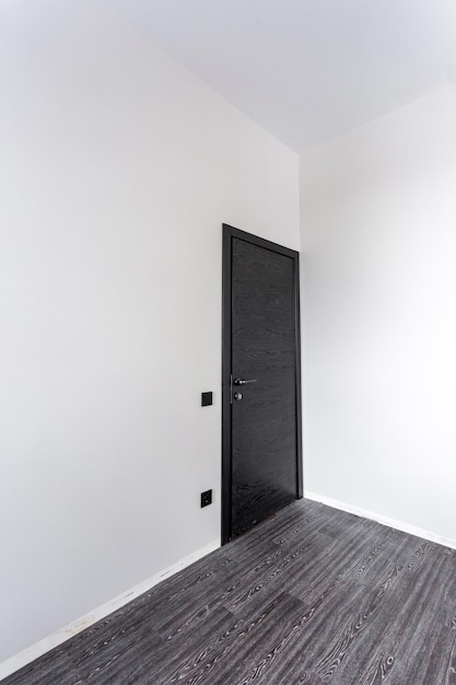 Czarne drewniane drzwi w ciemnym kolorze do nowoczesnych wnętrz i apartamentów, mieszkania lub biura