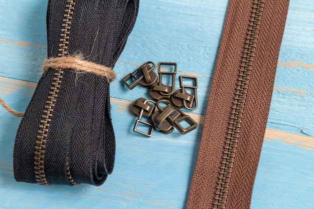 Czarne i brązowe paski z metalowymi mosiężnymi zamkami z suwakami do wyrobu galanterii skórzanej