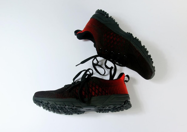 Zdjęcie czarne i czerwone sportowe buty do biegania na białym tle
