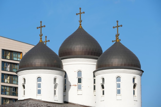 Czarne Kopuły Białego Kościoła Z Krzyżami Na Niebieskim Niebie