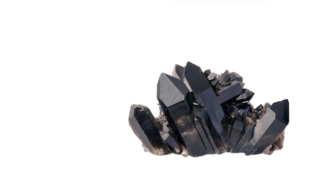 Zdjęcie czarne kryształy kwarcu izolować na białym tle geologia mineralogia
