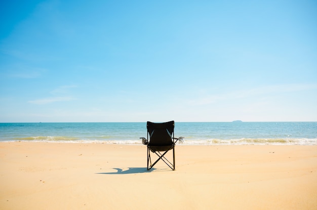 Czarne krzesło na plaży