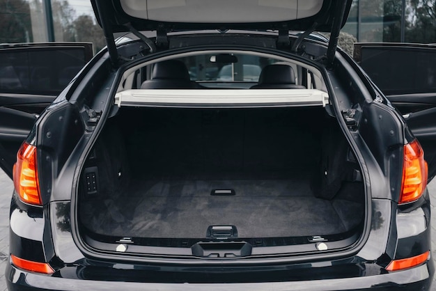 Czarne luksusowe wnętrze samochodu, szczegóły wnętrza. Bagażnik samochodowy. Otwarty bagażnik. Siedzisko drugiego rzędu siedzeń.