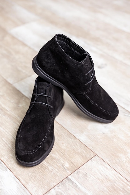 Czarne męskie buty jesienne obuwie materiał to prawdziwa skóra zamszowa Buty izolowane na podłodze!