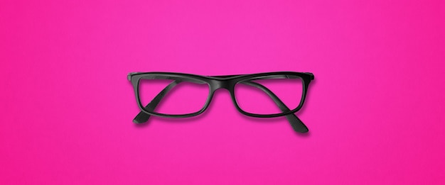 Czarne okulary na białym tle na baner różowym tle