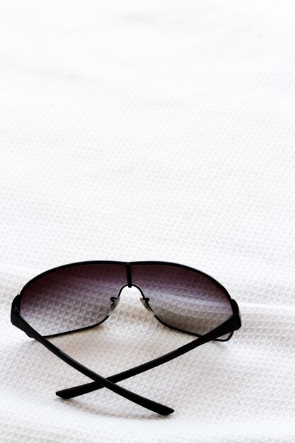 Zdjęcie czarne okulary przeciwsłoneczne na tkaninie.