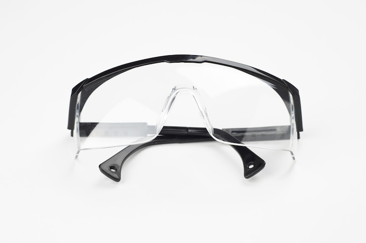 Zdjęcie czarne plastikowe okulary ochronne na białym tle. koncepcja ochrony odzieży roboczej
