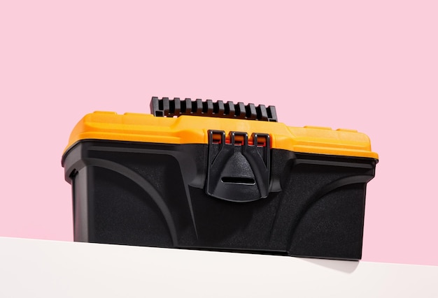 Zdjęcie czarne pudełko z narzędziami budowlanymi diy jasnożółta okładka narzędzia do naprawy