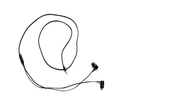 Czarne słuchawki leżące na białym tle. Koncepcja muzyki współczesnej. Technologia audio.