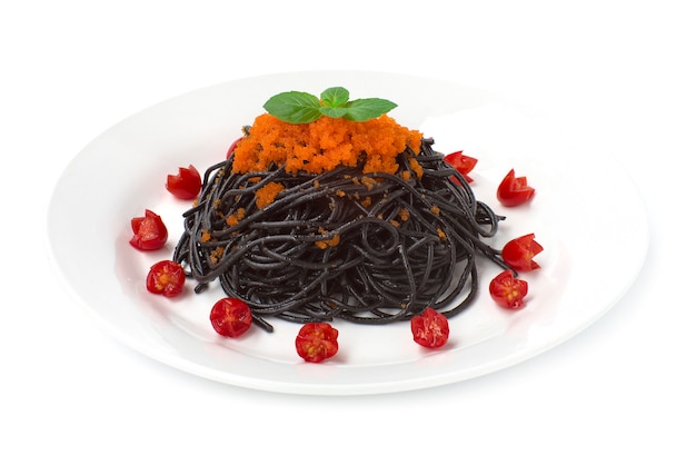 Czarne spaghetti smażone z jajkiem tobiko