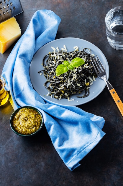 Czarne Spaghetti Z Parmezanem, Bazylią I Sosem Pesto. Makaron Z Tartym Serem I Dodatkami