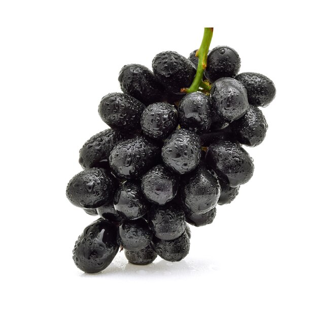 Czarne winogrona z kroplą wody na białym tle