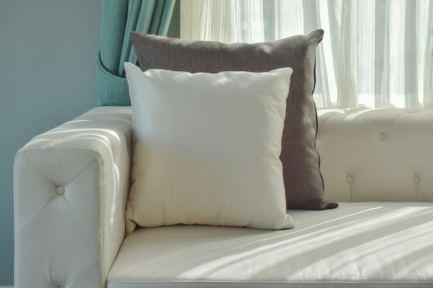 Zdjęcie czarno-biała poduszka na beżowej kanapie z naturalnym światłem w salonie