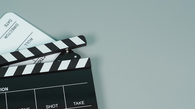 Czarno-białe clapperboard lub clapper board lub klapki filmowe do wykorzystania w produkcji wideo, filmie, przemyśle kinowym na szarym tle.