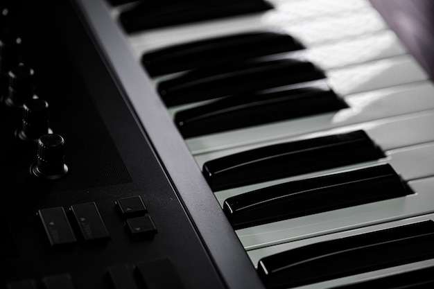 Czarno-białe klawisze klawiatury midi