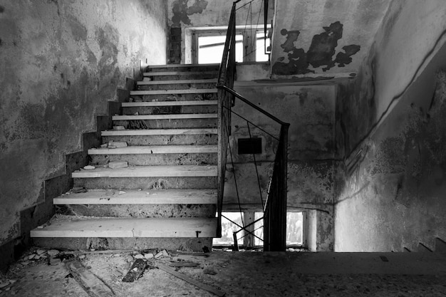 Czarno-białe schody wewnętrzne w opuszczonym budynku