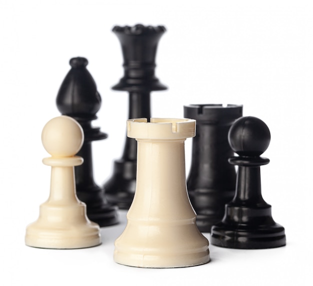 Czarno-białe szachy na białym tle