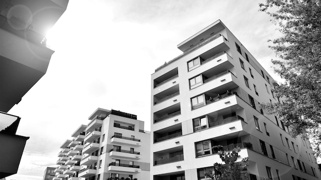 czarno-białe zdjęcie budynku z numerem 3 na nim