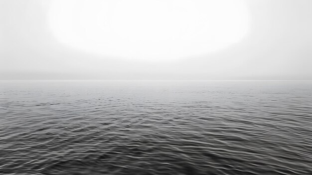 czarno-białe zdjęcie jeziora z górą na tle