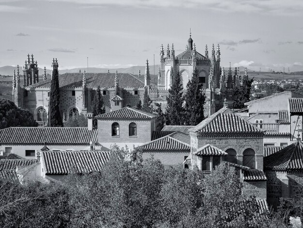 Zdjęcie czarno-białe zdjęcie miasta z kościołem pośrodku