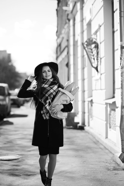 Czarno-białe zdjęcie młodej dziewczyny na spacerze