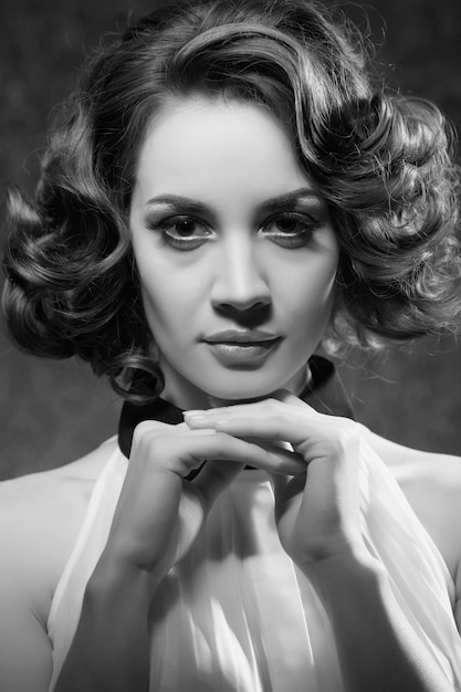 Zdjęcie czarno-białe zdjęcie pięknej kobiety w stylu retro. zabytkowe wnętrze. profesjonalne oświetlenie