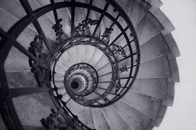 Czarno-białe zdjęcie spiralnych schodów w starym domu