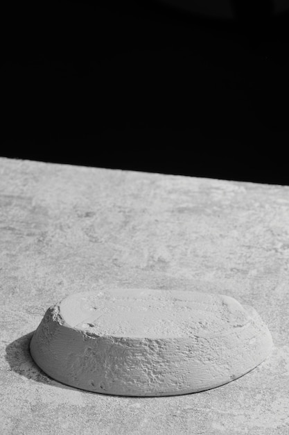Czarno-biały kamień na podium wyświetla szary model tła Dekoracyjny teksturowany stojak do produktów kosmetycznych z przestrzenią do kopiowania