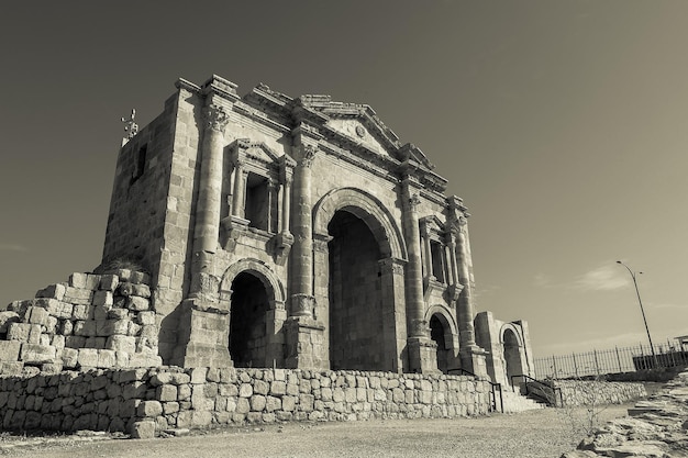 Czarno-biały łuk triumfalny Hadriana w Jerash Jordan