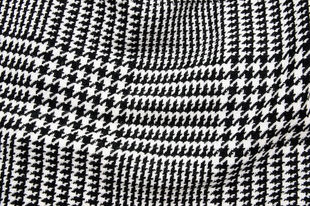 Czarno-biały materiał na klatkę lub materiał tekstylny.
