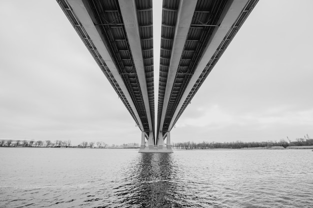 Czarno-biały obraz mostu nad rzeką Don.