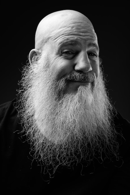 Czarno-biały portret dojrzałego łysego mężczyzny z długą brodą