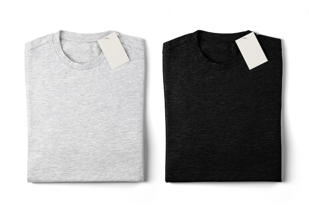 Czarno-biały składany tshirt z etykietą na białym tle