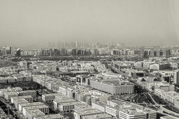Czarno-biały widok na panoramę Dubaju z wieżami i drapaczami chmur