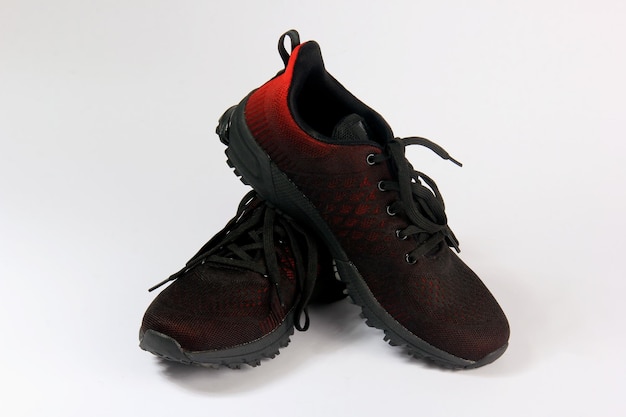 Czarno-czerwone sportowe buty do biegania na białym tle