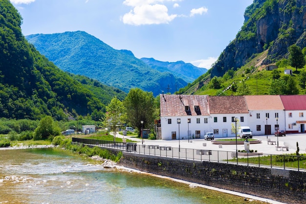 Czarnogóra krajobraz małego miasteczka Zabljak nad brzegiem górskiej rzeki