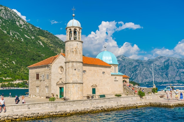 CZARNOGÓRA Turyści popłynęli jachtem na wyspę Gospa od Skrpel w Zatoce Boka Kotor
